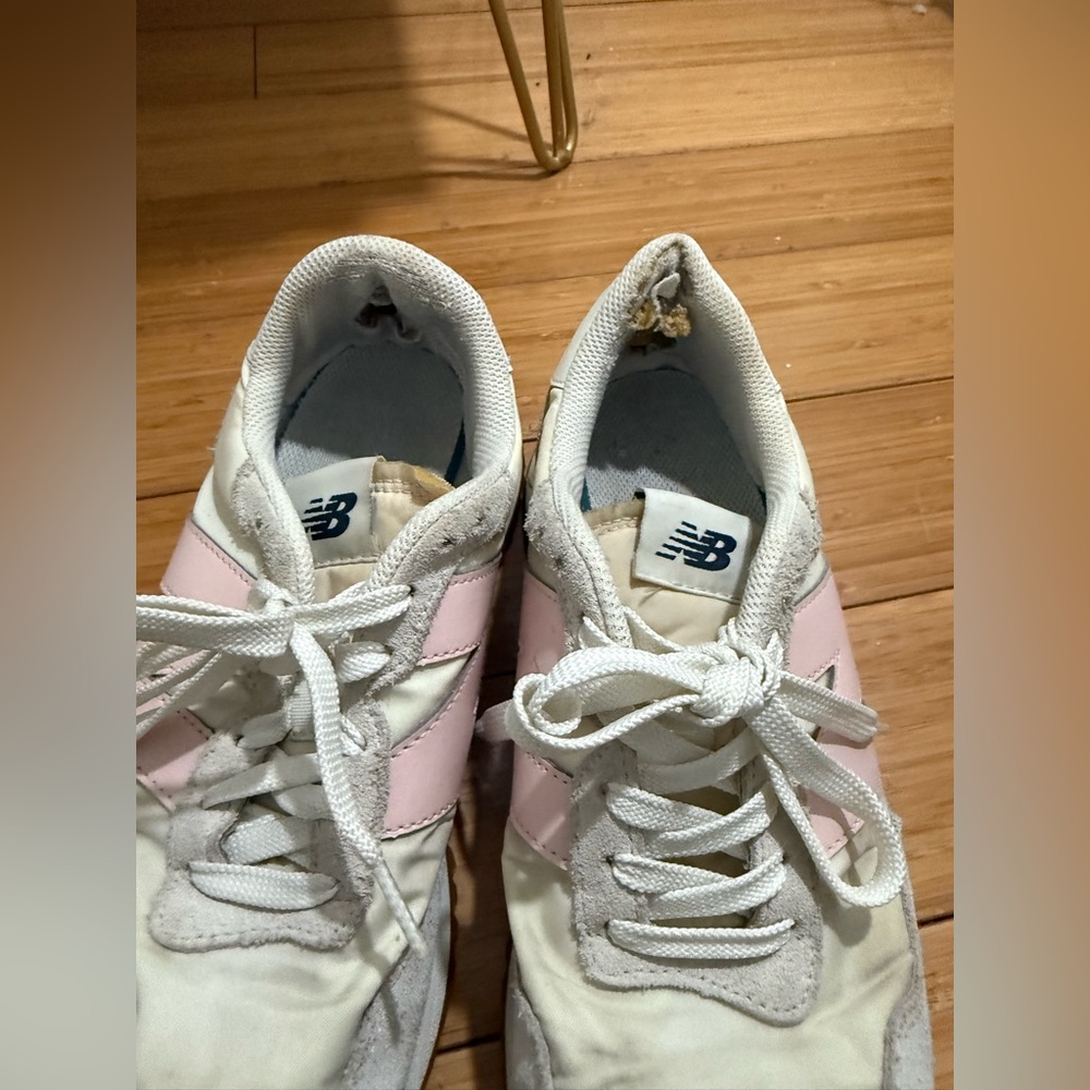 New Balance 237 in white and pink - Picture 7 of 8
